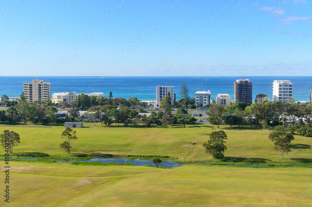 Obraz premium 着陸する飛行機から眺めるゴールドコーストのとても美しい海岸風景A beautiful view of the Gold Coast from a landing plane