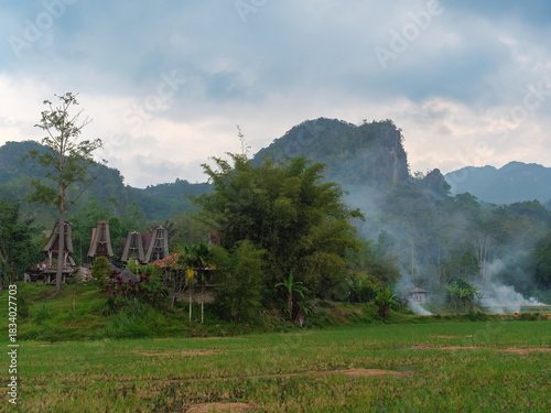 Landschaft mit traditionellen Häusern und brennenden Müllfeuern auf Sulawesi