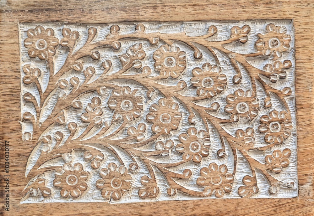 Obraz premium Plancha de vieja madera grabada con flores y ramas