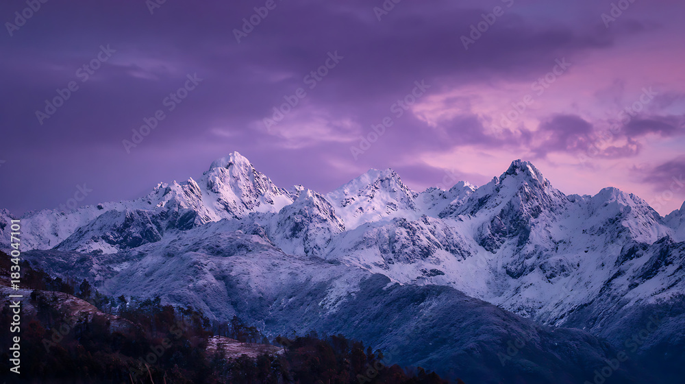 Obraz premium A scenic view of snow-capped mountains against a purple twilight sky (3)