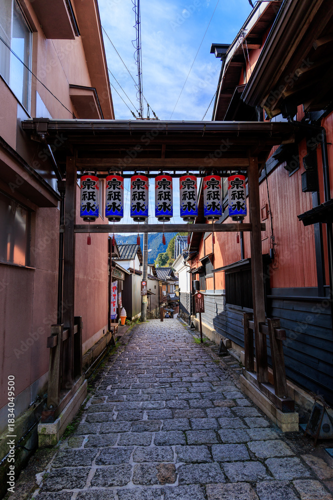 Fototapeta premium 郡上八幡の石畳の路地に提灯が並ぶ風情ある町並み