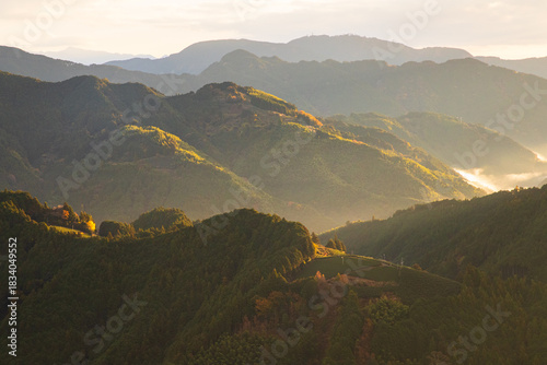 朝日が照らす山々
