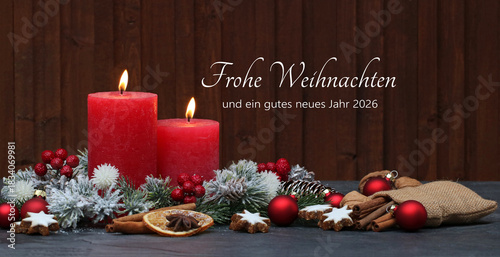 Weihnachtskarte: Harmonische Weihnachtsdekoration mit roten Kerzen, Weihnachtsschmuck und Tannenzweigen. Im Hintergrund steht der Text Frohe Weihnachten und ein gutes neues Jahr 2026.