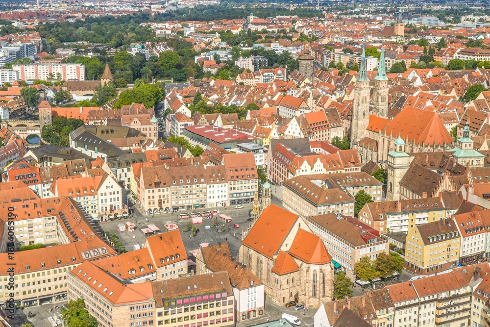 Obraz premium Sommerlicher Ausblick auf die Nürnberger Altstadt rund um die Pegnitz-Insel Schuett