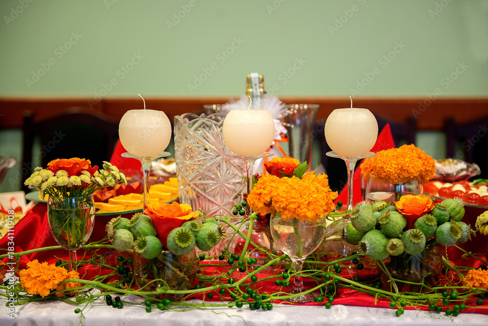 Naklejka premium Autumn themed candle and flower table decor