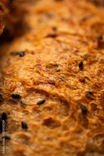 Fotografia An extreme close-up macro shot capturing the intricate details of a freshly baked artisan bread crust