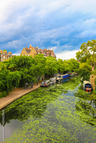 Fotografi Serene Green Retreat: Narrowboats on London's Regent's Canal