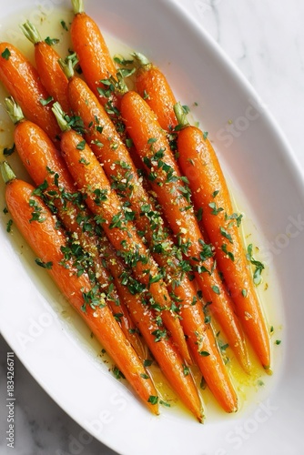 Carote su un piatto, guarnite con erbe aromatiche e un filo d'olio d'oliva.