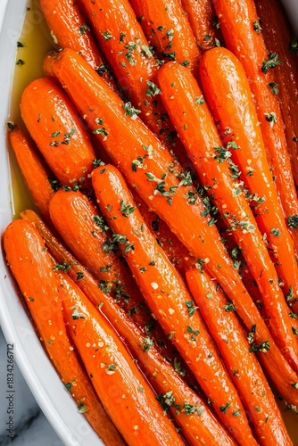 Carote cotte con olio di oliva e guarnite con erbe aromatiche