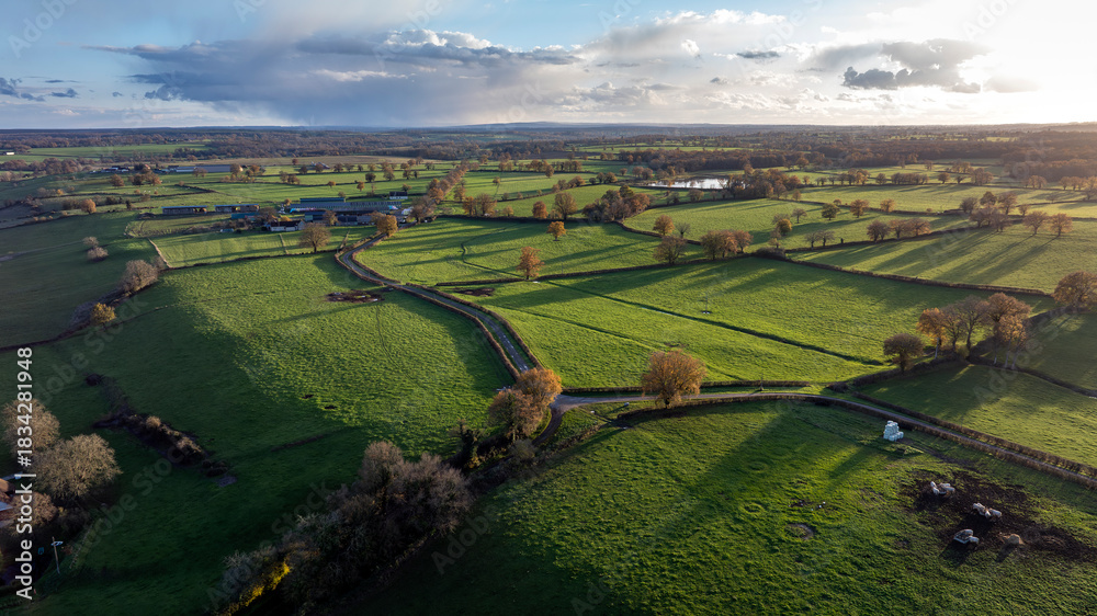 Naklejka premium Paysage rural autour des berges de la rivière Allier autour de la commune d'Aubigny dans le département de l'Allier à l'automne en France