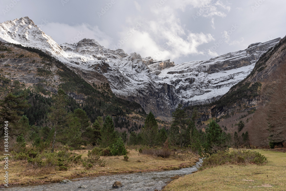 Naklejka premium Cirque de Garvarnie with an autumn snowfall