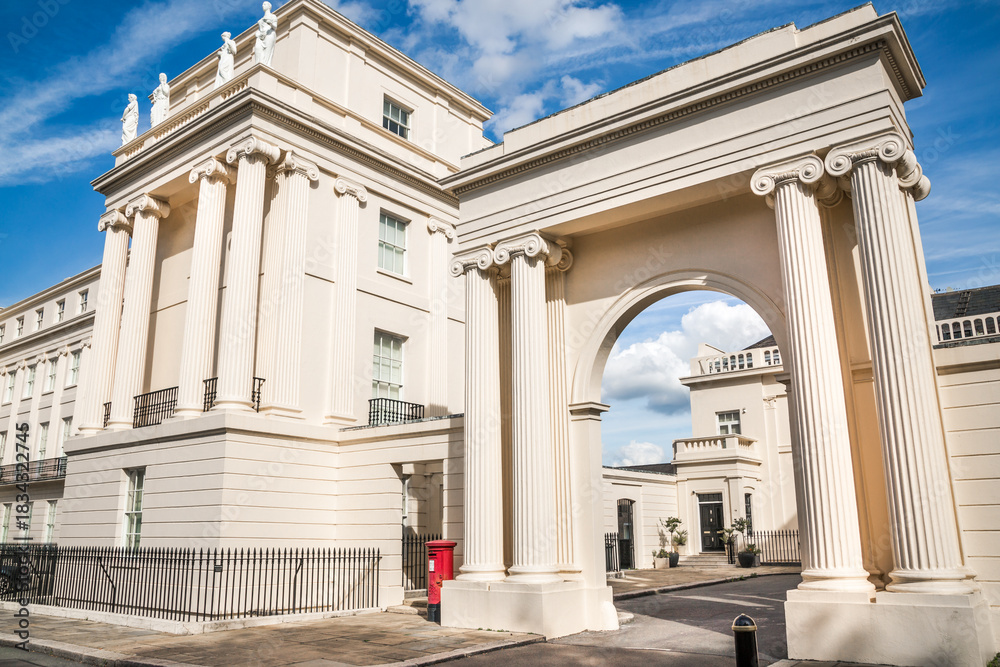 Naklejka premium London, Outer circle street in Regent Park and beautiful town house of early 19th century