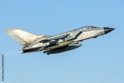 Avión de combate despegando a toda potencia