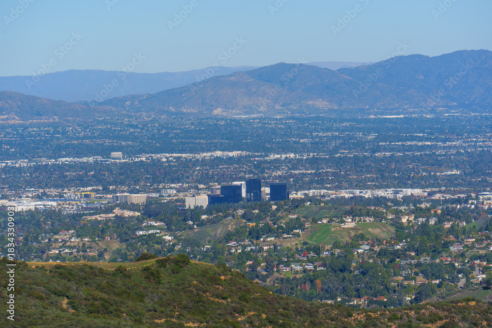 Obraz premium Panoramic Cityscape of Calabasas and Surrounding Valleys with Distant Mountains Under a Clear Sky