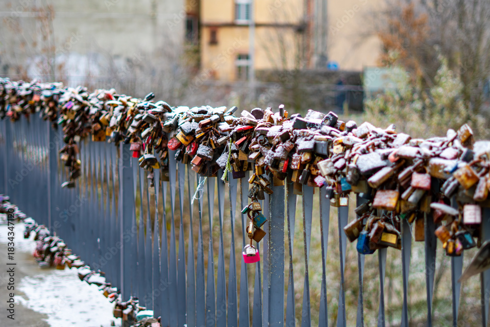 Φωτογραφία Love padlocks on the bridge at Ostrów Tumski in Poznań, snow-covered and densely