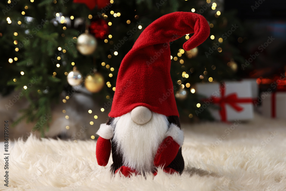 Obraz premium Funny Christmas gnome on flurry rug in decorated room