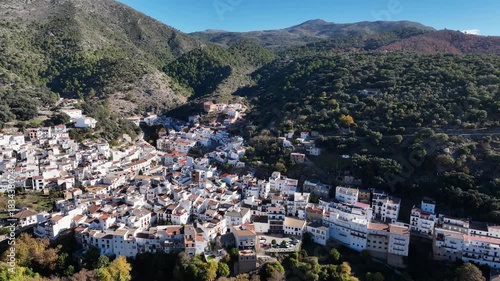 Wallpaper Mural vista del municipio de Igualeja en la estación del otoño en el valle del Genal, Andalucía Torontodigital.ca