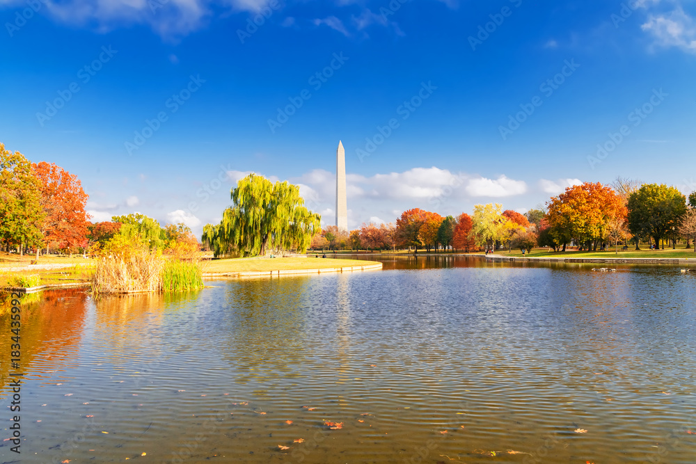 Obraz premium View of Washington Monument with Fall Foliage and Water Reflection
