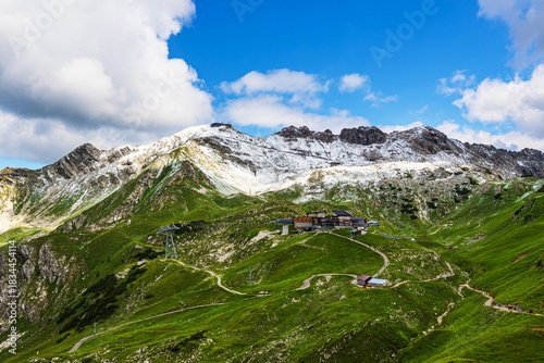 Blick vom Nebelhorn auf die Nebelhornbahn und die Alpen