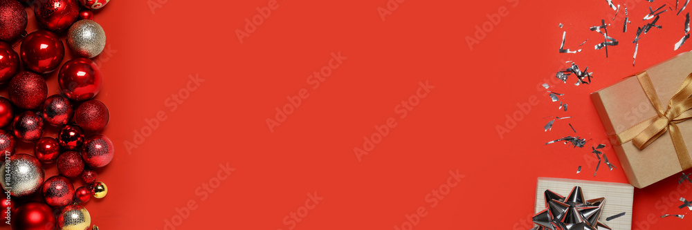 Naklejka premium Christmas balls and gift boxes on red background with space for text, top view. Greeting card design