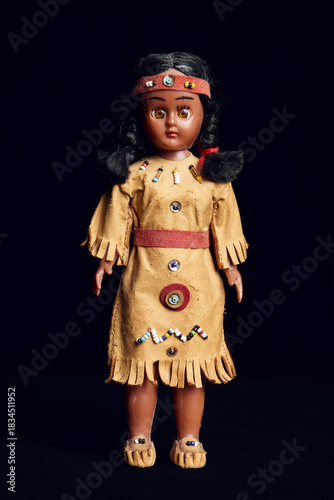 ancienne petite poupée amérindienne de collection 
