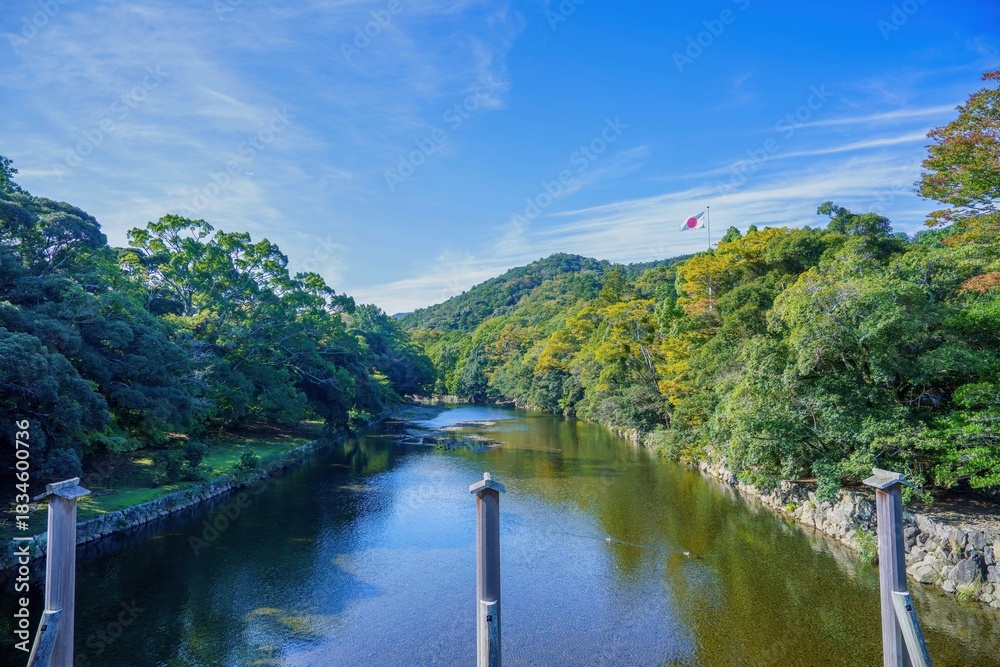 Fototapeta premium 青空バックに見る清らかな清流五十鈴川の情景
