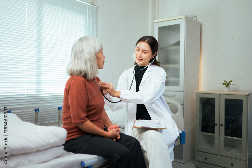 Obraz premium Female doctor examining senior patient with stethoscope