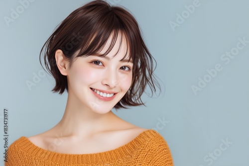 ナチュラルな笑顔の若い女性の美肌ポートレート