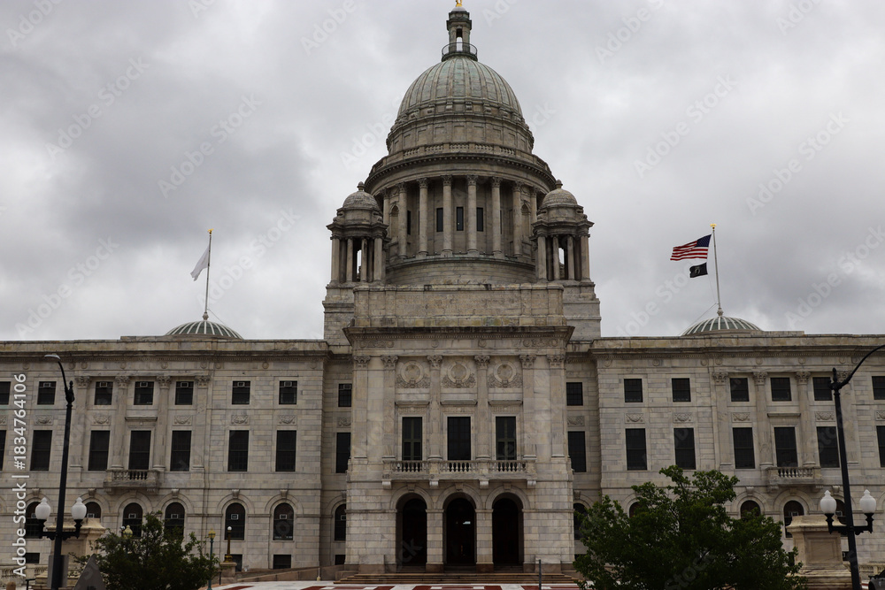 Obraz premium Front view of classical capitol building with dome and American flag