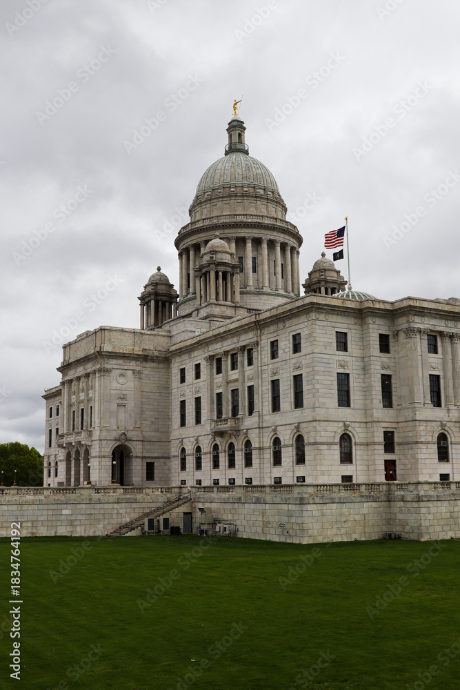 Obraz premium Historic capitol building dome and stone facade against cloudy sky