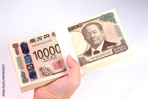 札束を持つ子どもの手