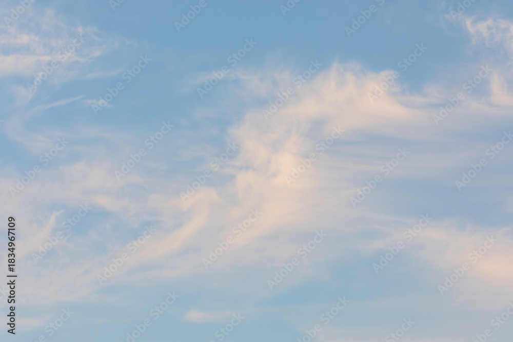 Fototapeta premium Evening Sky with Flowing Pastel Clouds at Dusk