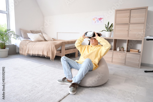 Teenage boy using VR glasse...