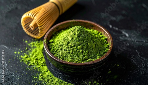 黒い背景に置かれた鮮やかな抹茶のパウダー、粉末緑茶、高級和風素材