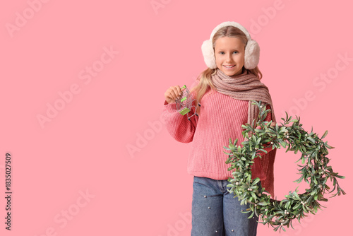 Cute girl with Christmas wr...