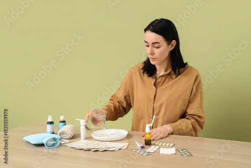 Young woman with mustard pl...