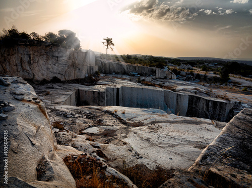 Amanece en la cantera de granito