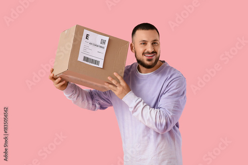 Young man with parcel on pi...