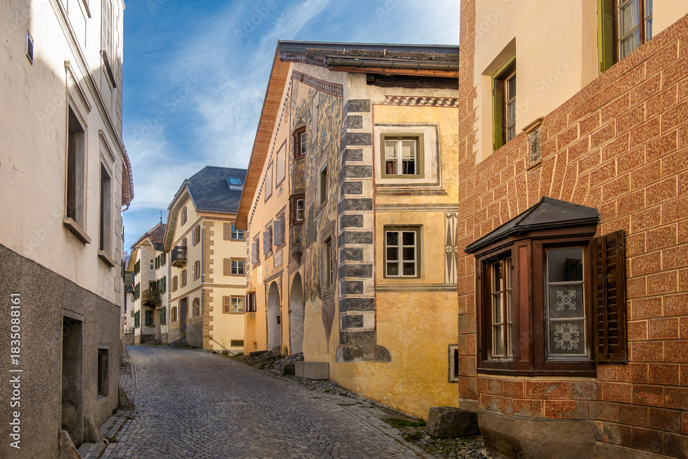 Fototapeta premium Charming Street of Ardez with Historic Buildings
