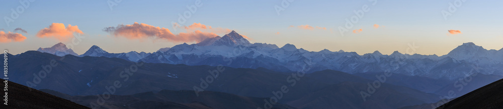 Obraz premium Mount Everest in the sunset landscape in tibet, China