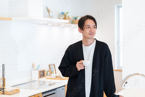 台所に立つ日本人男性