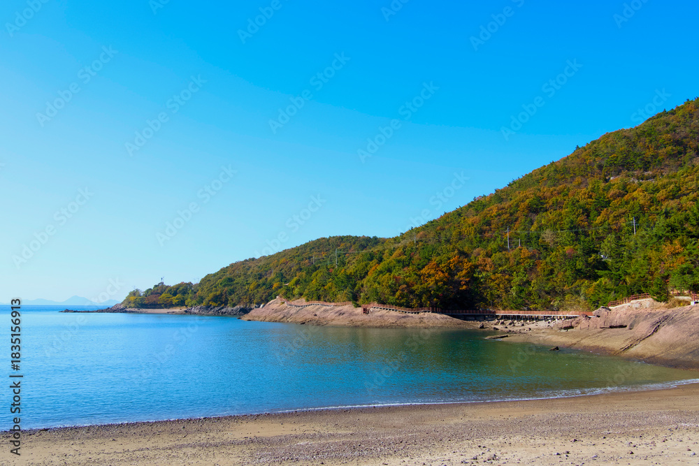 Fototapeta premium A beach where autumn has begun