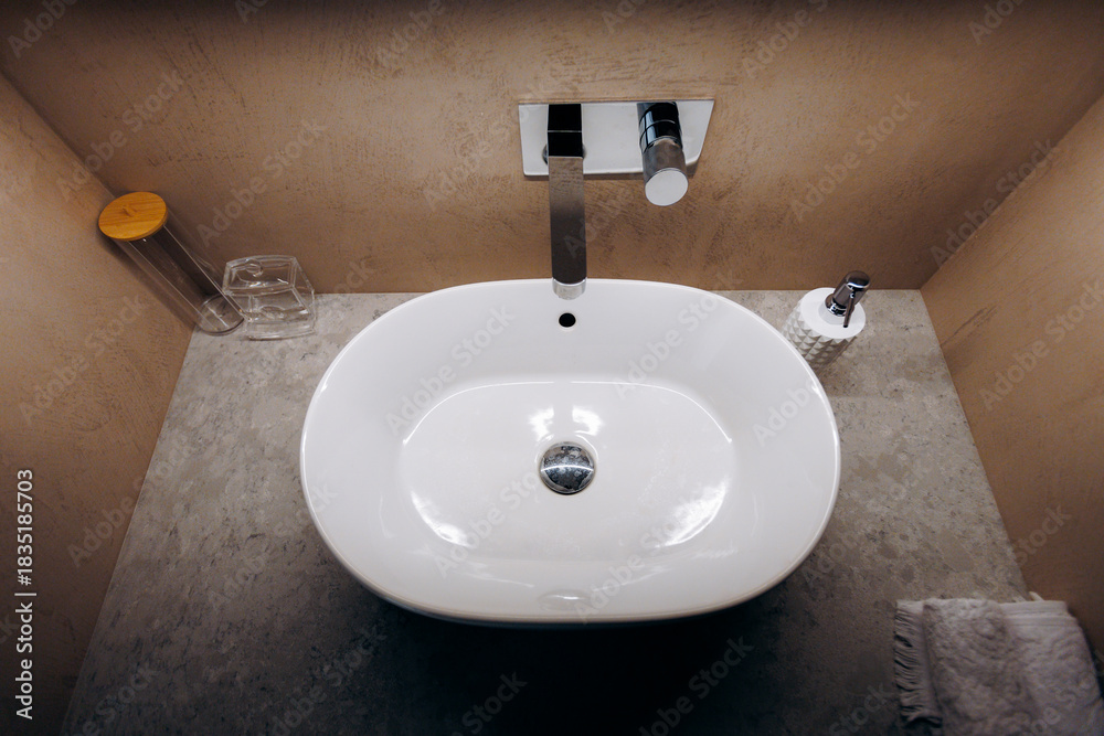 Fototapeta premium Luxurious restroom with sleek fixtures and tasteful decor