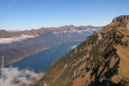 Wunderschöne Bergwelt im Berner Oberland, Blick vom Oberberghorn über den Brienzersee