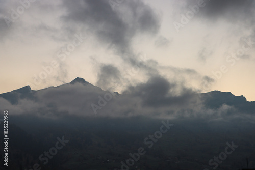Abendliche Silhouette über Grindelwald;  Lauberhorn, Tschuggen und Schynige Platte zwischen den Wolken