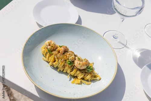 Tableau sur toile close up plate of linguini whit shrimps plate