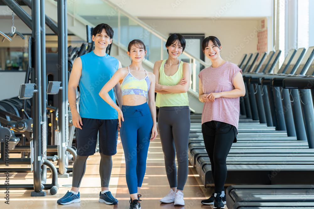 Fototapeta premium スポーツジムでトレーニングする男女 撮影協力：スポーツクラブ&サウナスパ ルネサンス 幕張24