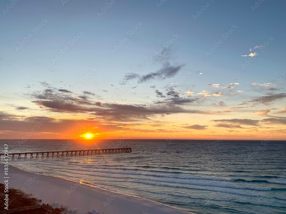 Obraz premium Sunrise over pier