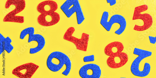 Numeri realizzati in colori rossi e blu brillanti e scintillanti su una superficie gialla