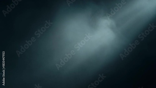 暗闇の中を照らす一筋の光と舞う煙、ミステリアスでドラマチックな背景素材